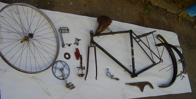 bicicleta desmontada para su restauracion por el tallercito